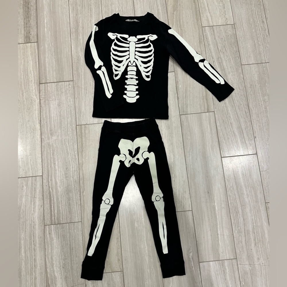 H&M Glow in the Dark Skeleton top and pant set, size 6-8y